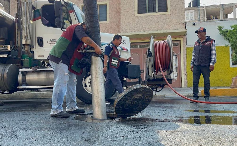 Las autoridades capitalinas realizan labores de limpieza y desazolve de las coladeras y drenaje para garantizar un buen funcionamiento del sistema. Foto: Especial