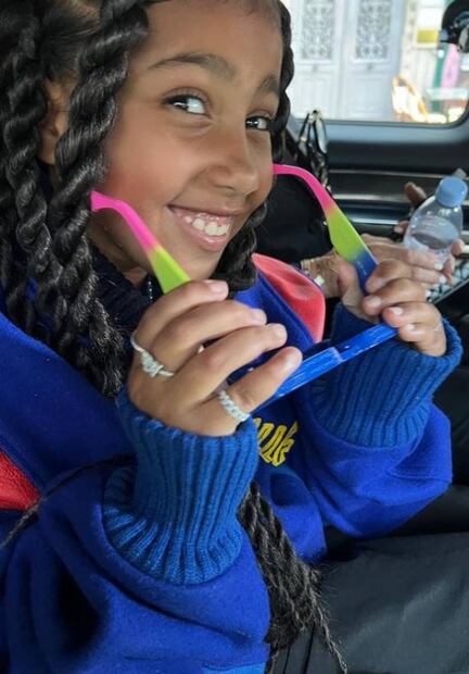 North West, la hija de Kim Kardashian, se muestra ¡harta de los fotógrafos!