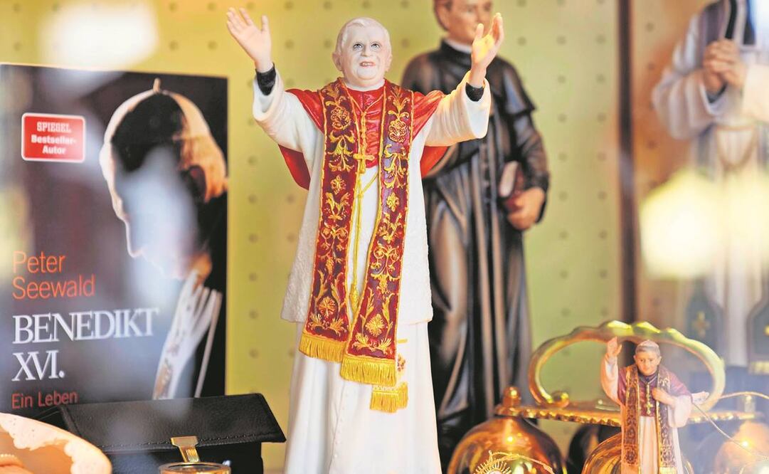 Souvenirs del Ppapa emérito Benedicto XVI en la Kapellplatz, en Altoetting, al este de Munich. La salud del jerarca alemán es delicada, anunció el miércoles El Vaticano. Foto:Matthias Schrader/ AP