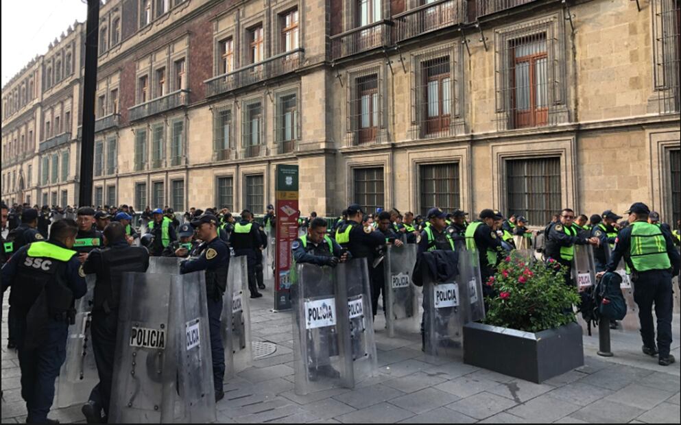 Policías capitalinos resguardan los alrededores de Palacio Nacional, el jueves 22 de mayo de 2025, después que ayer maestros de la CNTE bloquearon los accesos al recinto histórico. Foto: Diego Simón Sánchez/EL UNIVERSAL