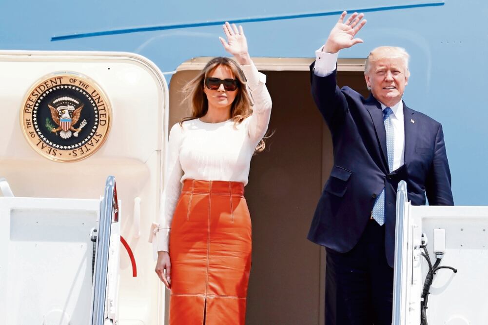 Arranca gira. El presidente Donald Trump y la primera dama, Melania, al salir de viaje hacia Arabia Saudita. (ALEX BRANDON. AP)