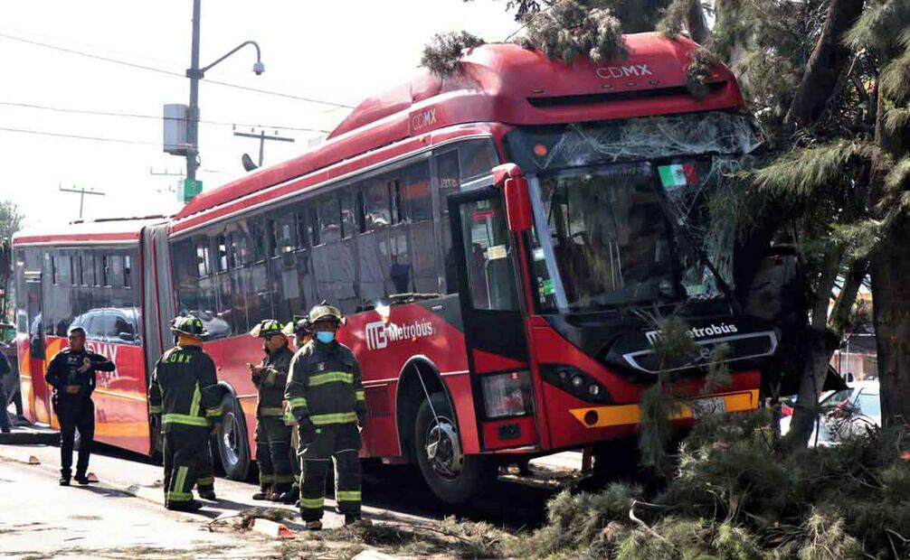 Una unidad articulada del Metrobús chocó contra un árbol al irse contra el camellón para no atropellar a personas que viajaban en motocicleta e invadieron el carril confinado, quienes evitaron a su vez chocar con otra camioneta, en las inmediaciones de la hoy alcaldía Gustavo A. Madero. La imagen es de 2021. Foto: Archivo El Gráfico.