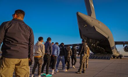 Venezuela recibe vuelo de EU con 300 migrantes