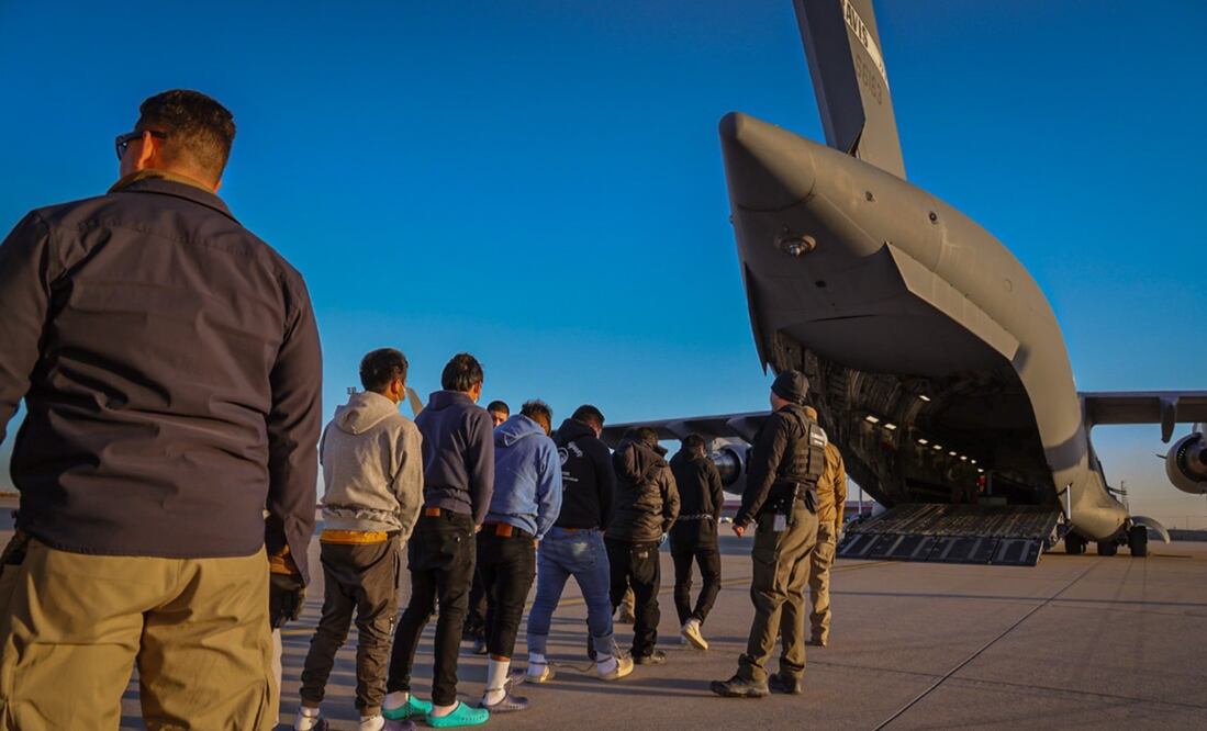 "Han comenzado los vuelos de deportación. El presidente Trump está enviando un mensaje fuerte y claro al mundo entero: si ingresas ilegalmente a los Estados Unidos de América, enfrentarás severas consecuencias". Foto: @PressSec