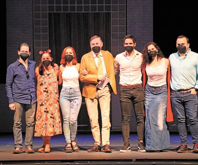 El productor Morris Gilbert (al centro) con el elenco del montaje que regresa. Foto: OCESA