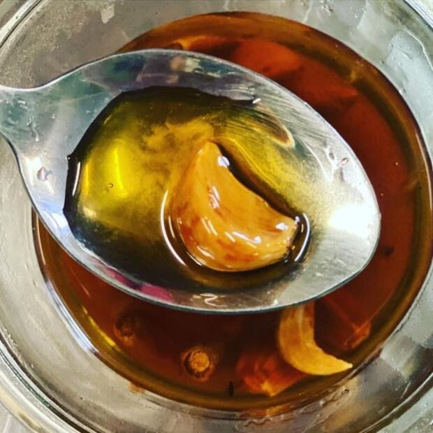 Miel de ajo fermentado, un poderoso remedio casero