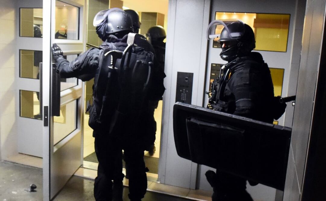 Policías antiterroristas ingresan a un edificio en una redada en el barrio de Mirail, en Toulouse, Francia,  como parte de las operaciones a raíz de los ataques terroristas del viernes en París. Foto: AP
