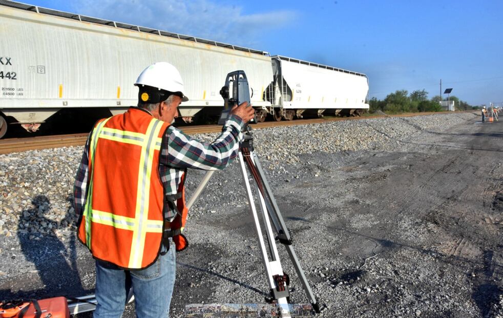 Trabajadores iniciaron con la construcción del Tren del Norte en el municipio de Salinas Victoria, Nuevo León, el 9 de septiembre de 2025. Foto: Emilio Vásquez/EL UNIVERSAL