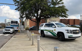 Dos jugadores de futbol americano colegial fueron apuñalados por su compañero de equipo