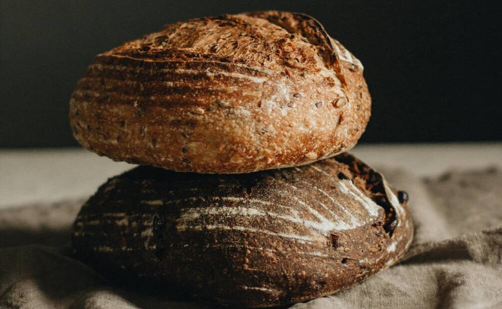 El pan de masa madre se hace con harina integral. Foto: Pexels.