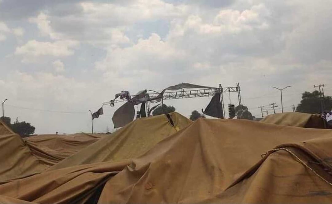 El desplome de la lona en el cierre de campaña del candidato de Morena a la presidencia municipal de Xonacatlán se registró esta tarde en el recinto ferial de este municipio mexiquense. Foto: Especial