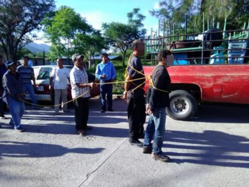 Amarran y exhiben a presuntos ladrones en Oaxaca