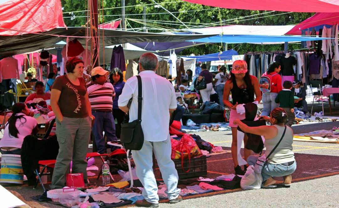 En el comercio de la vía pública podemos encontrar profesionistas truncados, desempleados, jóvenes, amas de casa, etc. que ven de ésta actividad una forma de subsistir. (Foto: Archivo/El Universal)