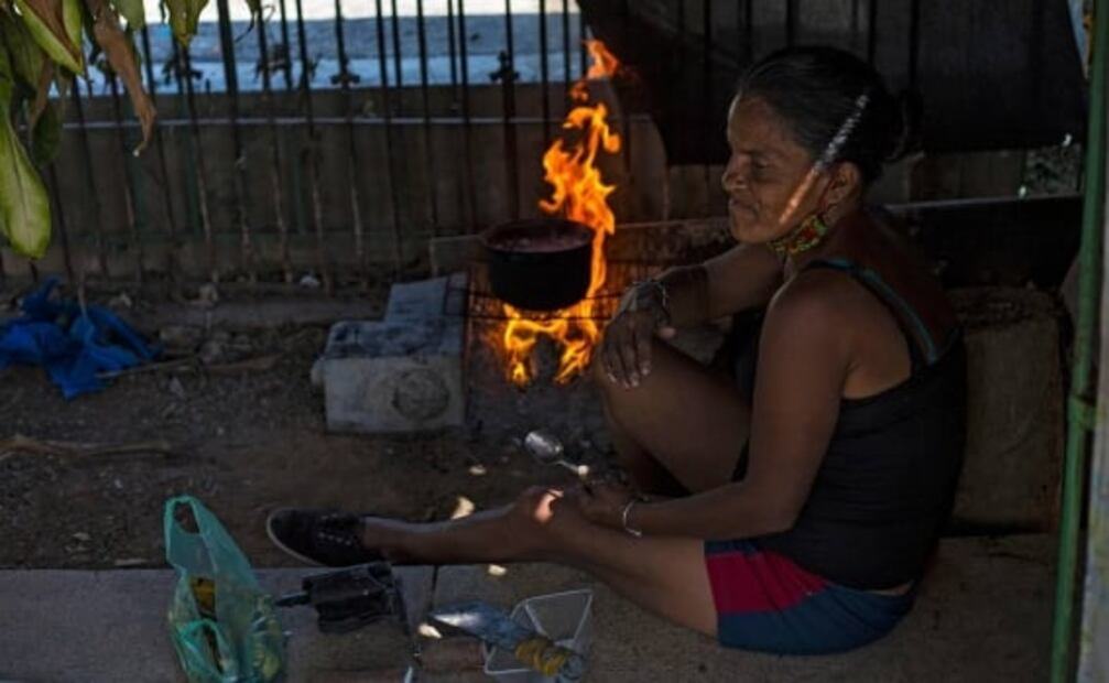 “Mejor dormir entre tumbas que en la calle”: así habitan indigentes un cementerio en Venezuela