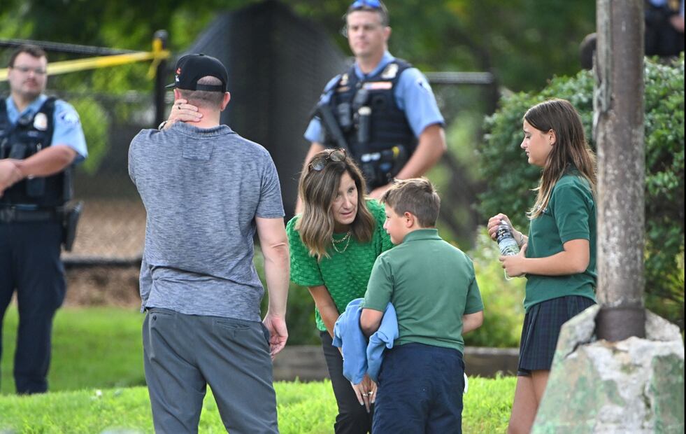 Un adulto y un niño salen de la Escuela Católica de la Anunciación en Minneapolis, Minnesota, Estados Unidos, el 27 de agosto de 2025. Foto: Archivo/EFE