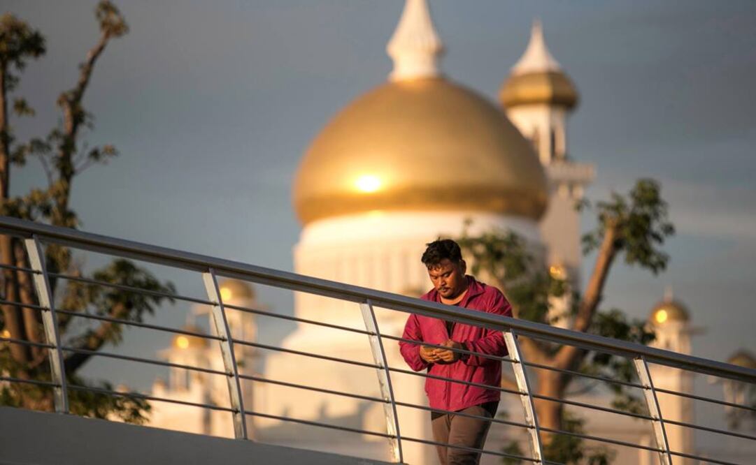 Un hombre camina frente a la mezquita del sultán Omar Ali Saifuddien, este martes en Bandar Seri Begawan (Brunéi) (Foto: EFE)