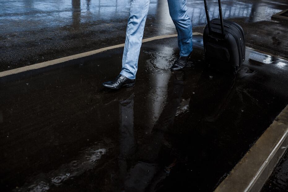 Los aeropuertos suelen suspender las operaciones para desalojar el agua acumulada en las pistas. Foto: Freepik