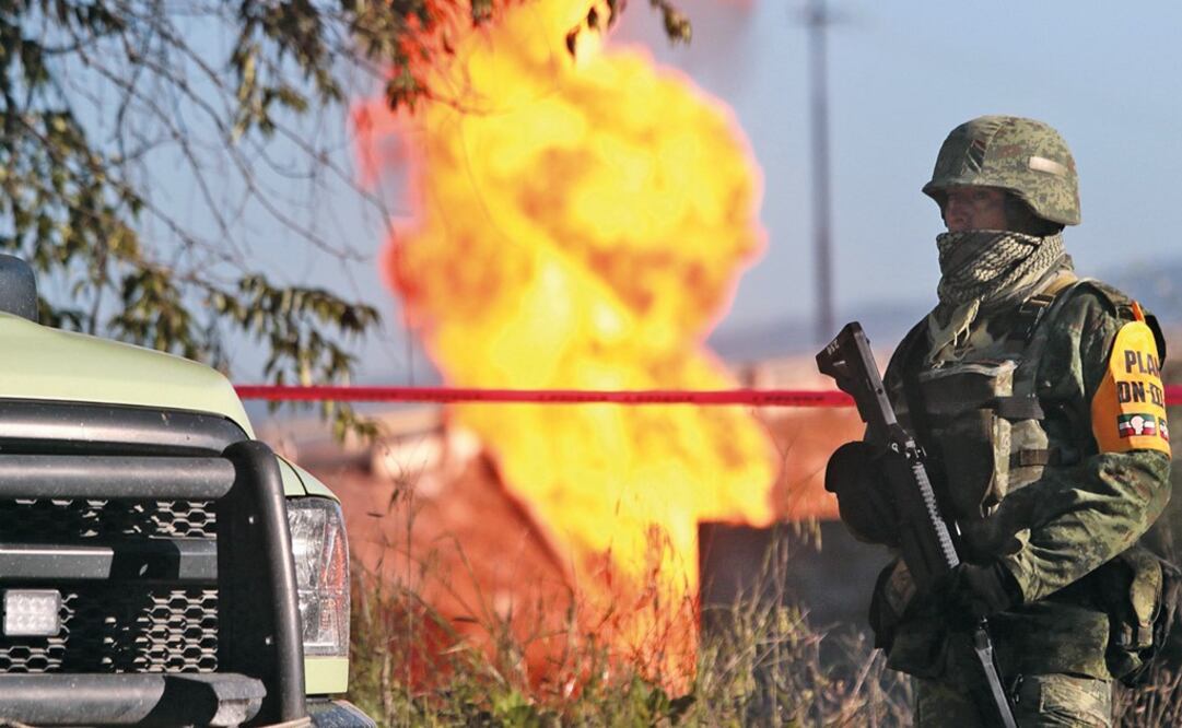 The army was at the site of the explosion but didn't stop people from stealing fuel- Photo: Hilda Ríos/EFE