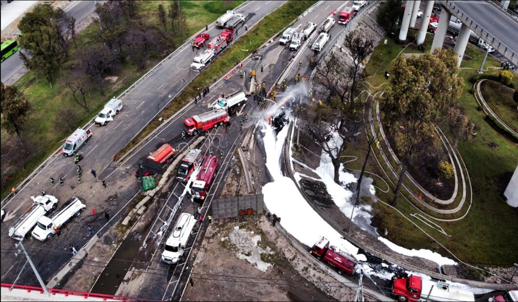 La explosión de la pipa en el Puente de la Concordia ha dejado hasta el momento cinco muertos y 90 heridos, el 10 de septiembre de 2025. Foto: Juan Carlos Williams/EL UNIVERSAL