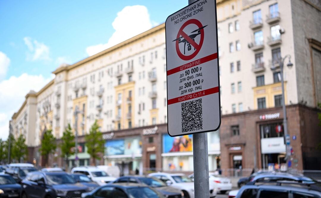 Un letrero de "Zona prohibida para drones" se encuentra en el centro de Moscú, ya que prohíbe que los vehículos aéreos no tripulados (drones) vuelen sobre el área, el 3 de mayo de 2023. Foto: AP