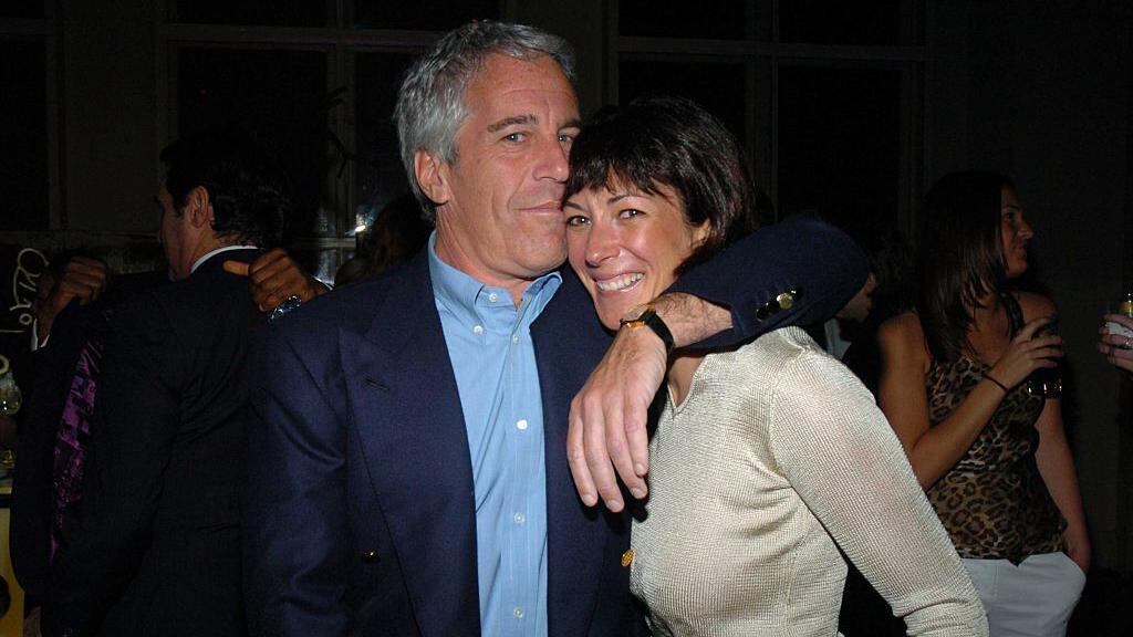 El multimillonario Jeffrey Epstein y su entonces pareja y colaboradora Ghislaine Maxwell. Foto: Archivo / Agencias