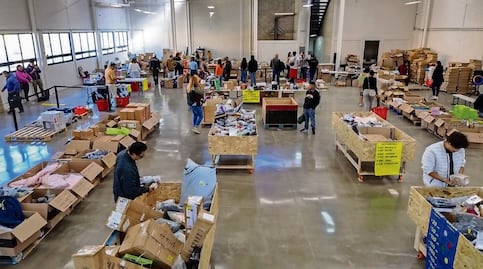 Viven de reciclar mercancía que regresan clientes