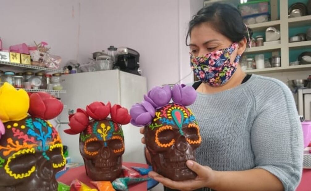 Crean calaveras de chocolate con un toque innovador en Toluca 
