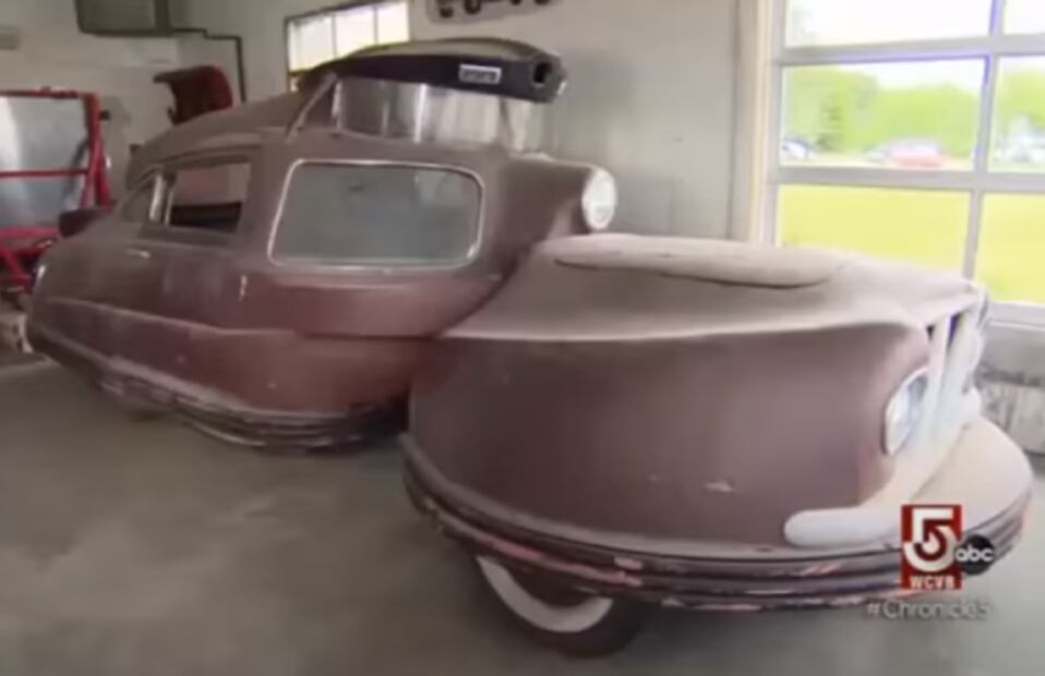 VIDEO: Olvidado en un garaje el auto de 2 piezas que nunca se vendió