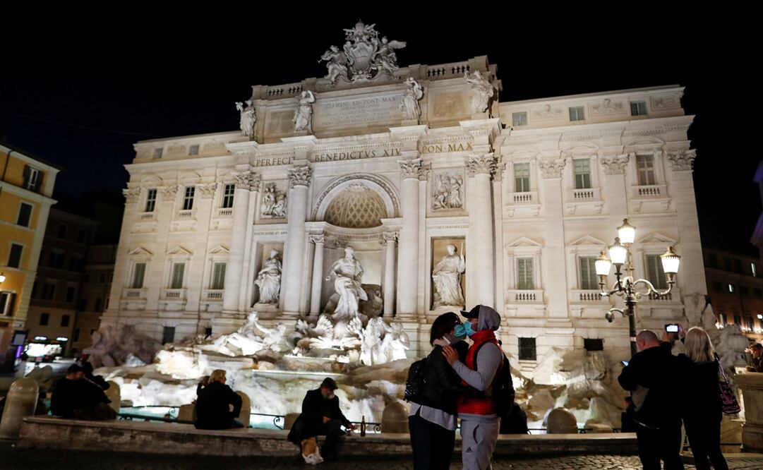 Imagen de una pareja con cubrebocas besándose en la Fontana di Trevi. Foto: REUTERS/Yara Nardi