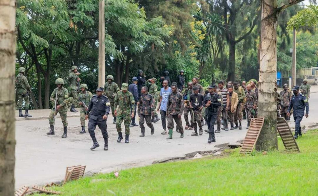 Soldados congoleños rendidos al Ejército ruandés en la ciudad fronteriza de Gisenyi, Ruanda. Foto: EFE