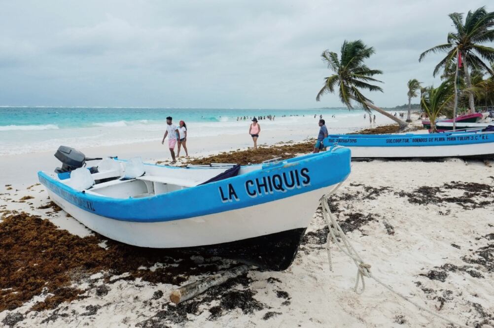 Debido a los fuertes vientos en las cercanías de la costa de Tulum, algunos barcos fueron colocados en la playa para protegerlos (VÍCTOR RUIZ. REUTERS)