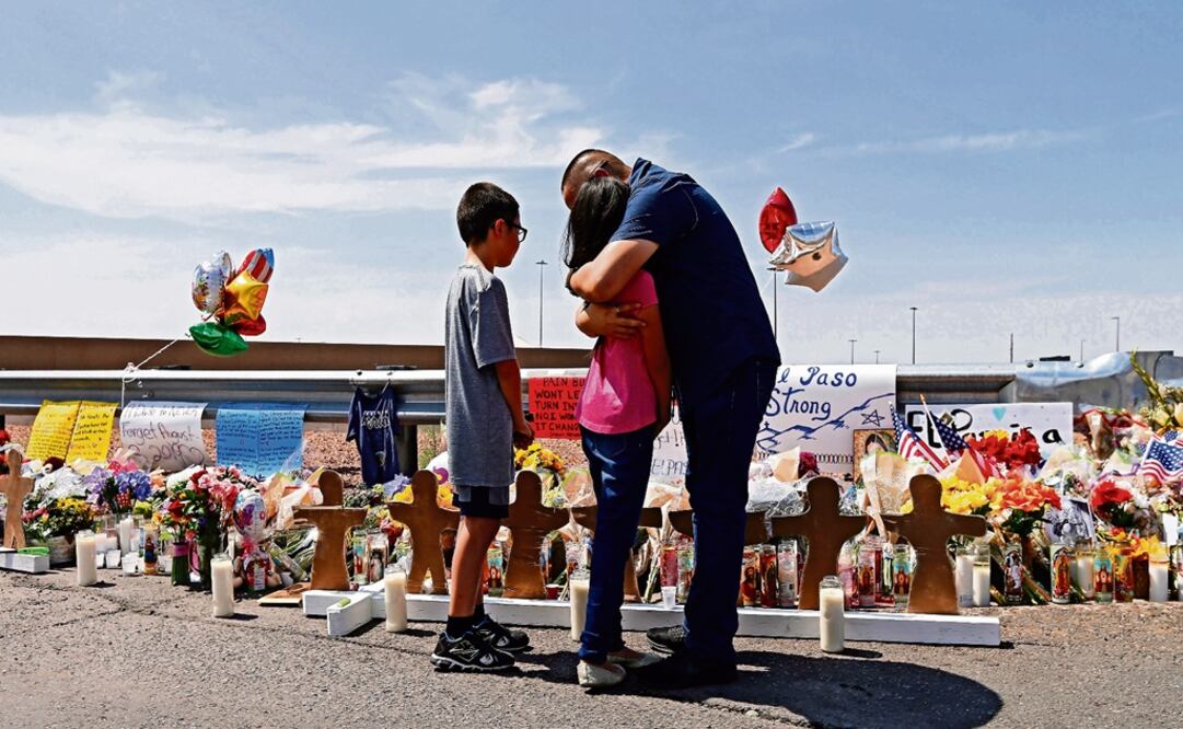 A man hugs his daughter while standing at the make shift memorial for the mass shooting that happened at a Walmart in El Paso, Texas, USA – Photo: Larry W. Smith/EL UNIVERSAL