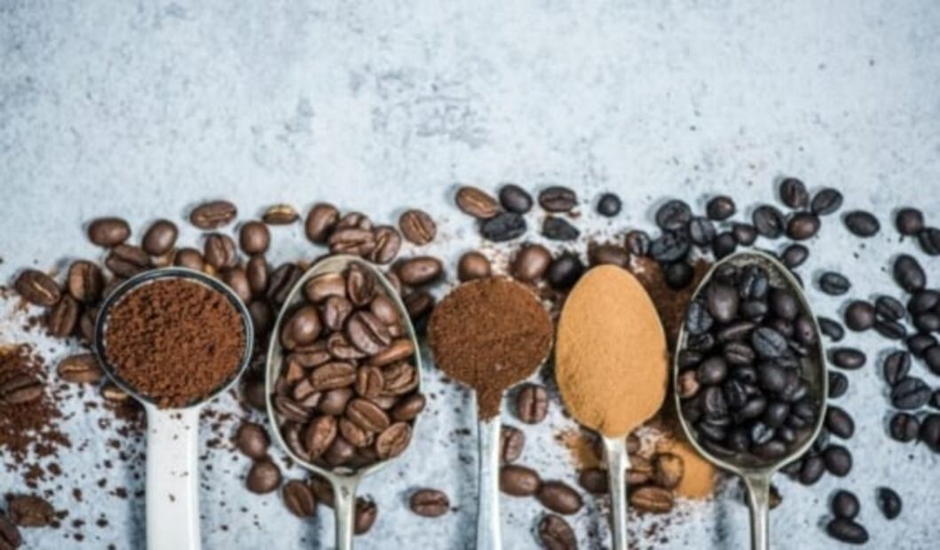 Razones para usar mascarillas de café en el pelo