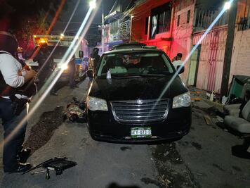 Arreglaba su auto frente a su casa en Neza; le cae encima y fallece