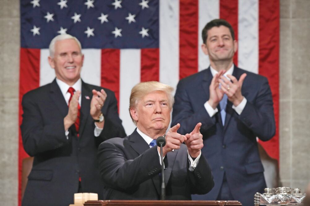 El presidente Donald Trump recibe aplausos de los asistentes a su discurso sobre el estado de la Unión, anoche en Washington. (AFP)
