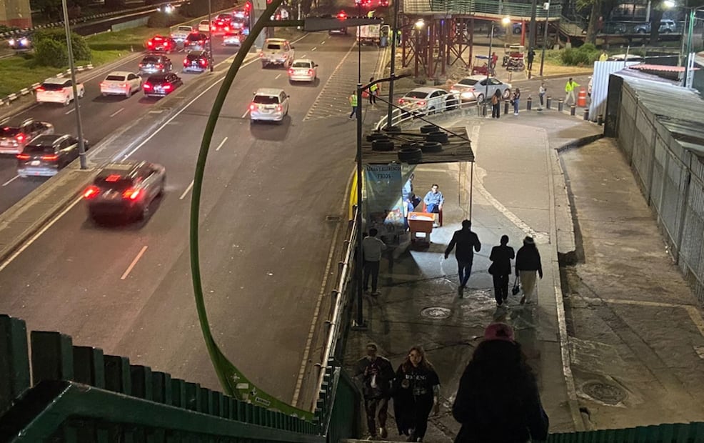 Además, el puente peatonal que conecta con la estación Velódromo del Sistema de Transporte Colectivo Metro se encuentra completamente a oscuras, esto al registrarse que no se cuenta con más de diez instalaciones eléctricas prendidas y una cámara de video vigilancia del Centro de Monitoreo C5 de la Ciudad de México. Foto: Juan Carlos Williams/EL UNIVERSAL
