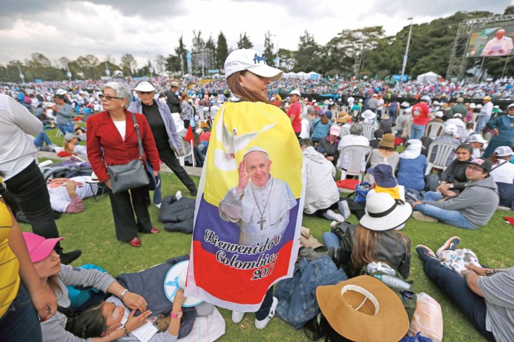 Pese a la lluvia, los fieles esperaron ayer por horas para ver al Papa en el parque Simón Bolívar de la capital colombiana (FERNANDO VERGARA. AP)