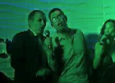 Captan a Ernesto Cordero cantando "Eres" de Napoleón