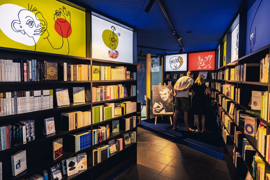 Ayer, lectores acudieron a la librería Milan Kundera, dentro de la librería Moravian, en Brno, para despedir al escritor. Foto: EFE, EPA
