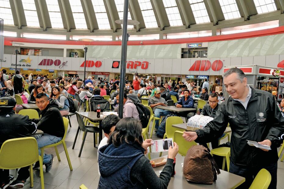 Rafael Ochoa Morales, titular de la Procuraduría Federal del Consumidor, encabezó el operativo de vigilancia con motivo de las vacaciones de Semana Santa y Pascua en la Terminal de Autobuses de Pasajeros de Oriente (CORTESÍA)