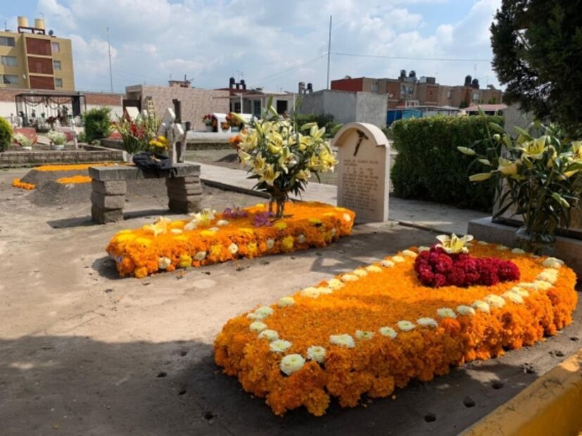 Comienzan las fiestas del Día de Muertos en panteones de Toluca