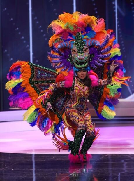 A Andrea Meza se le baja la presión tras utilizar el traje típico para Miss Universo