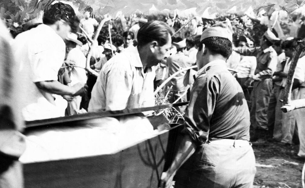 Momentos en que son trasladados en una bolsa de plástico y dentro de una pequeña caja, los restos carbonizados de Pedro Infante. FOTOTECA EL UNIVERSAL