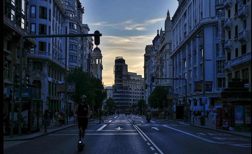 Imagen de la Gran Vía sin luz este lunes 28 de abril de 2025, durante el apagón masivo del sistema eléctrico en Madrid. Foto: EFE
