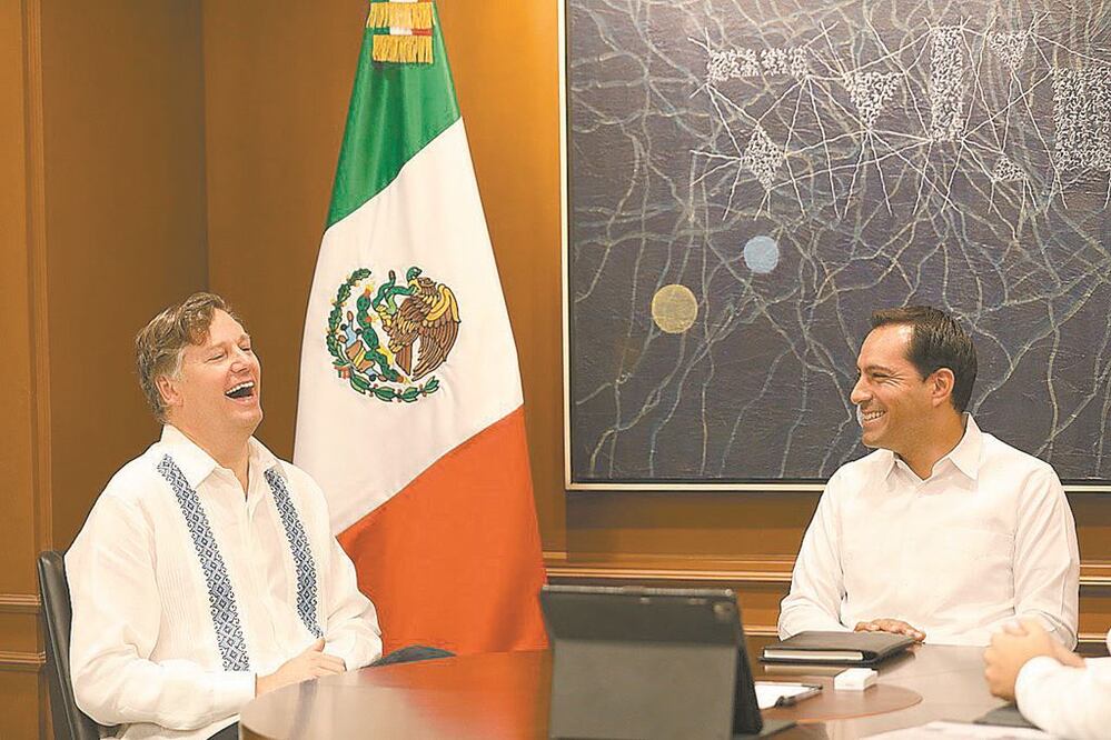 El embajador de Estados Unidos en México, Christopher Landau, y el mandatario Mauricio Vila Dosal dialogaron en el Palacio de Gobierno sobre seguridad e inversiones, entre otros temas.