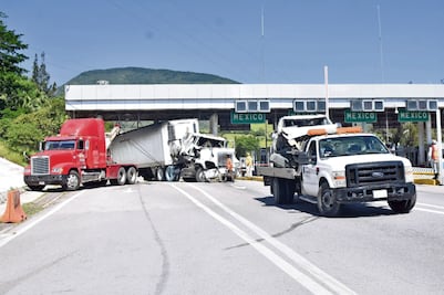 Tráiler se queda sin frenos y choca contra caseta de cobro en la autopista del Sol; hay 4 heridos