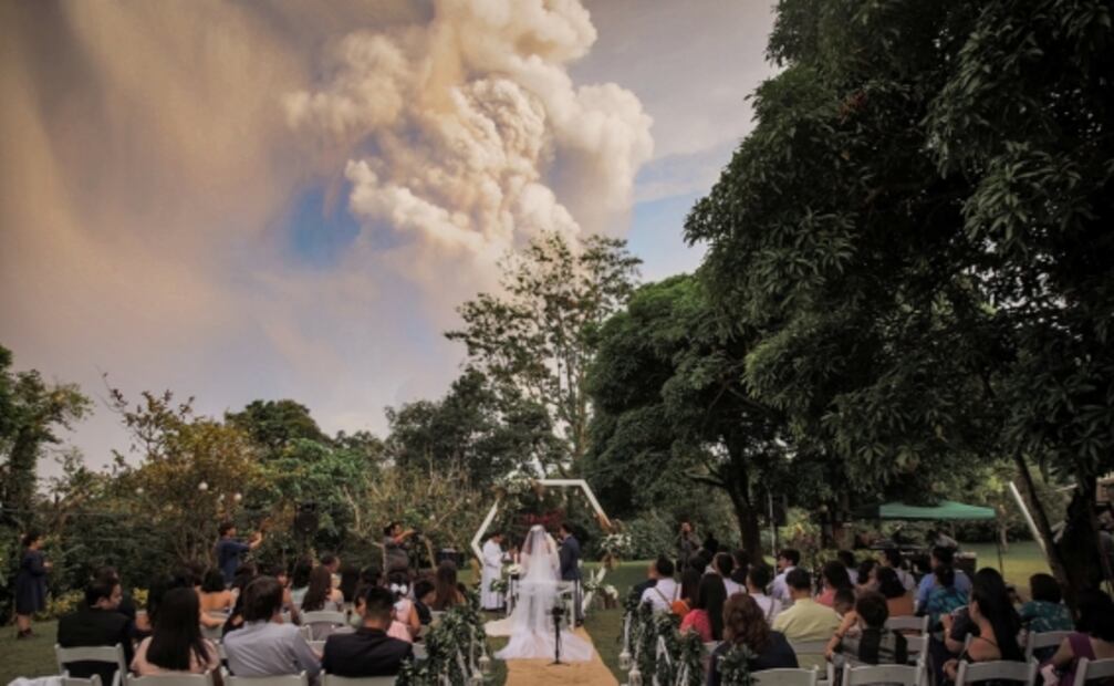 Novios se casan a menos de 15 kilómetros de un volcán activo, en Filipinas