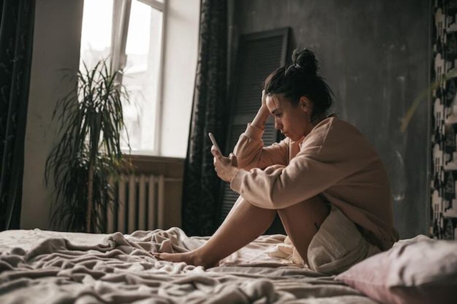 La depresión postparto es un desafío que muchas madres enfrentan. Fuente: Freepik.