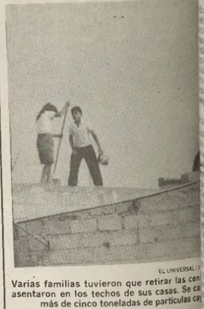 Los pobladores tuvieron que subir hasta el techo para quitar las cenizas. Foto: Hemeroteca EL UNIVERSAL