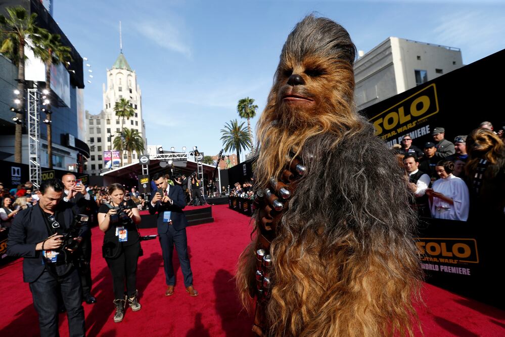 Chewbacca durante la alfombra roja en la premiere mundial de "Solo: A Star Wars Story".  Foto: REUTERS/Mario Anzuoni